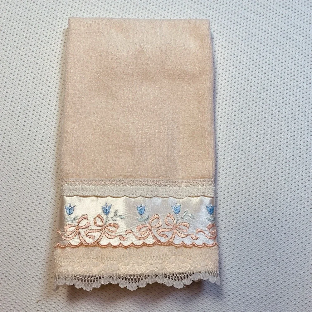 Vintage R.A. Briggs Decorative Bathroom Towel Peach Pink Embroidered Bows Lace‎